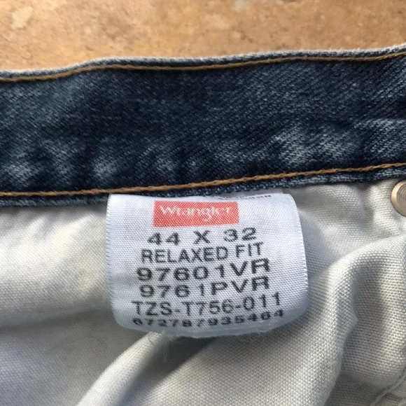 Mens wrangler relaxed fit jeans - 44 X 32 - Picture 2 of 4